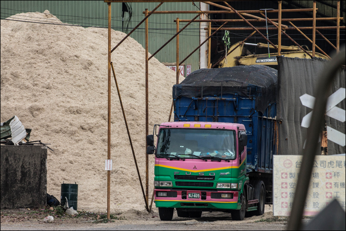 A cukornád feldolgozásból visszamaradt, rostban gazdag „bagasse”-t magas fűtőértéke miatt a cukorgyár saját energiaellátására illetve továbbértékesítve bioüzemanyag vagy biogáz előállításához is felhasználható. A korábbi gyakorlattal ellentétben a kész termékek és a melléktermékek is szinte kizárólag közúton hagyják el a gyárak területét.