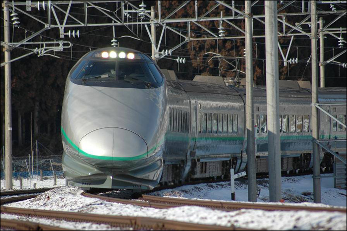 400-as sorozatú shinkansen a Yamagata shinkansen vonalán 2007 végén. (Fotó: Kanno Kenichi)