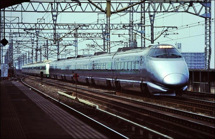 A Yamagata shinkansen átadására bemutatott 400-as sorozat (elöl) és egy 200-as sorozatú shinkansen Oyama állomásnál. (Fotó: Sugitani Hiroki)