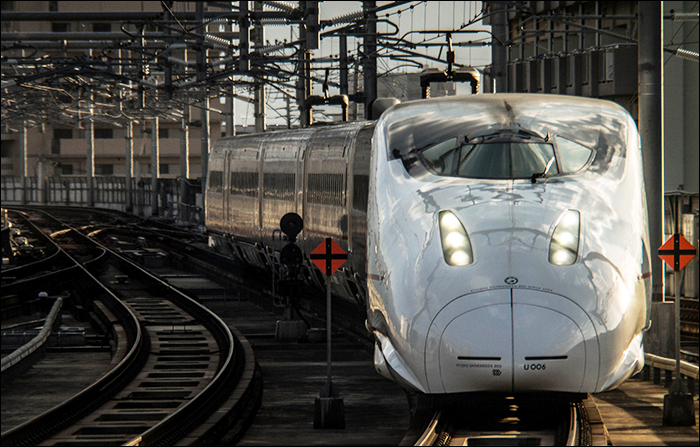 JR Kyushu 800-0-s (U006) sorozatú shinkansen érkezik Kumamoto (熊本) állomásra.