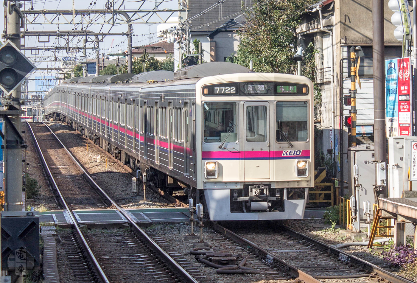 Keio 7000-es sorozatú motorvonat Meidaimae megállónál. A Keio által használt „különleges” 1372mm-es nyomtáv sem a társaság különcködésének köszönhető, hiszen jogelődjeinek a villamosokat, és nem a vasutat szabályozó törvények szerint kellett megválasztaniuk a nyomtávot, noha végül közvetlen forgalom sosem zajlott a Toden és a Keio hálózata között. Érdekesség, hogy a Toei Subway Shinjuku vonalát később, az 1970-es években éppen a Keioval való átjárhatóság miatt építették efféle nyomtávval, mely azóta is Japán egyetlen 1372mm-es nyomtávval megépült metróvonala.