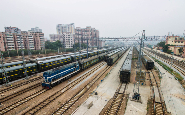 China Railways DF5-ös sorozatú dízelmozdony a Shenzhenben található Guangshen vasútvonal rendező pályaudvarán.