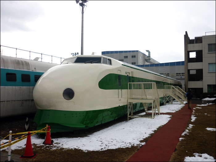 A Sendai városának közelében található shinkansen karbantartó telephely udvarán kiállított 961-es sorozatú vezérlőkocsi, mellette a STAR21 egyik vezérlőkocsija (ld. később).