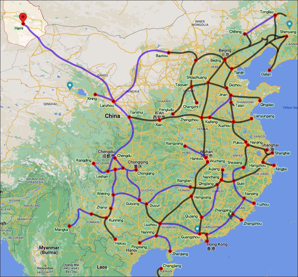 Kína vasúthálózata közvetlenül a japán kapitulációt követő hetekben. A fekete nyomvonalak a meglévő, a lila nyomvonalak pedig az első ötéves terv (1945 – 1949) idején megépítendő, mintegy 14000 kilométernyi új vonalat jelölik. (Figyelem, ez az ötéves terv még nem a Kínai Kommunista Párt első ötéves tervét (1953 - 1957), hanem a még mindig Chongqing fővárosú, KMT vezette Kína első helyreállítási tervét takarja. | Forrás: Ling Hongxun: 戰後鐵路建設五年規劃圖 [A háború utáni ötéves vasútépítési terv térképe]. In: Ling Hongxun: 中國鐵路志 [Feljegyzések a kínai vasútról]. Taipei, Shijie Shuju, 1963. 23. p.)