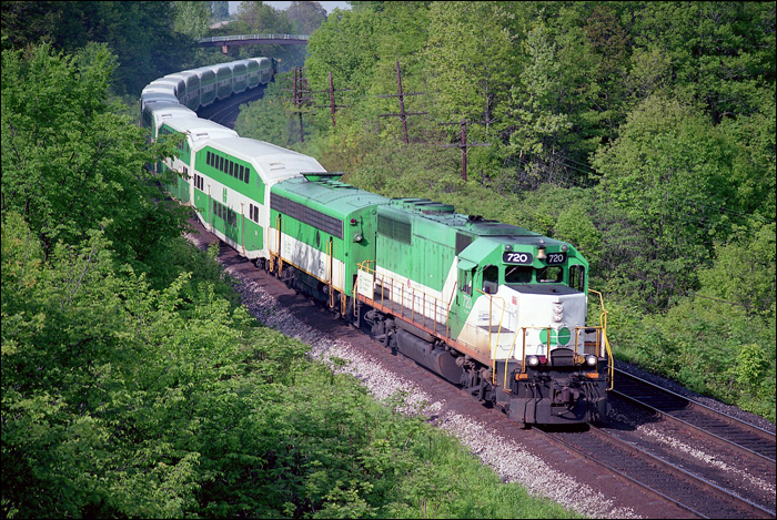 GO Transit GP40M-2 és a 802-es számú APU halad Hamilton felé a Plains Rd. West közúti felüljáró közelében. A három APU egységből kettőt, beleértve a képen is látható darabot, 1995-ben selejteztek, egy pedig az Ontario Northland állományába került. (Fotó: A. W. Mooney, Forrás: Railpictures.ca)