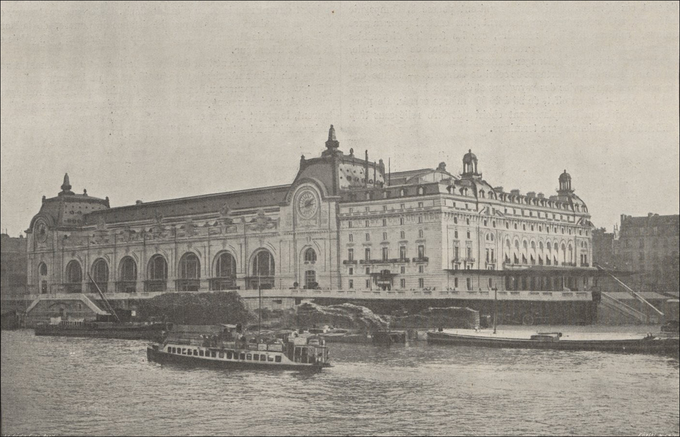 Az Orsay pályaudvar vadiúj állomásépülete a Szajna felől nézve. (Forrás: Le Génie civil: revue générale des industries françaises et étrangères, 23(1024), 201 p., 1902.)