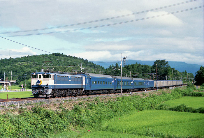 JR East EF65-ös mozdony által továbbított „Car Train” halad a Tohoku fővonalon Hokkaido felé 1998 nyarán. A képen a három személykocsi mellett egy generátorkocsit is találhatunk. (Fotó: Hiraoka Hiroshi)