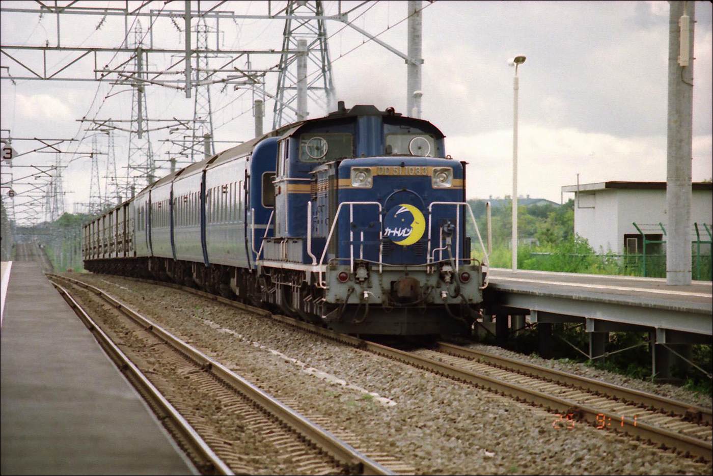 Az egyik „Car Train Hokkaido” a hasonló nevű sörgyárhoz közeli Sapporo Beer Teien megállónál. A DD51-es sorozatú dízelmozdony vezénylésben 24-es sorozatú személykocsikat (beleértve egy generátorkocsit) és WaKi 10000-es sorozatú teherkocsikat figyelhetünk meg. (Fotó: Matsui Tadayuki)