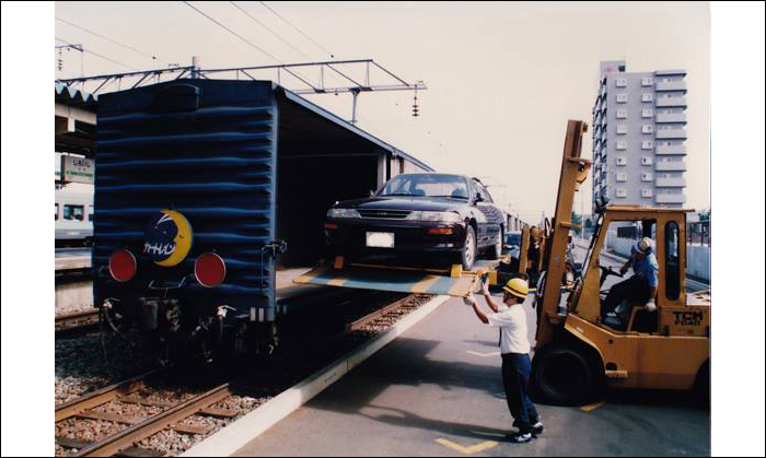 Egy hokkaidoi „Car Train” berakodása Shiroishi állomásán. (Fotó: Kinoshita Masahiko)