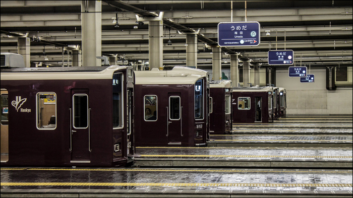 A Hankyu vasúttársaság járművei az umedai végállomáson.