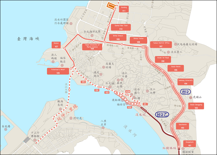 A Danhai Light Rail Transit jelenleg is üzemelő és tervezett vonalai. A térképen bordó színben a Taipei belvárosa felé húzódó Tamsui - Xinyi MRT vonalát, míg a vastag vörös a Danhai LRT magasvezetésű, a vörös pedig a felszíni vezetésű szakaszait, a tervezés alatt álló szakaszokat pedig a szaggatott vonal jelöli. Ugyan vörössel van jelölve, a Binhai Shalun – Fisherman’s Wharf szakasz jelenleg még építés alatt áll. (A képre kattintva az nagyobb méretben is megtekinthető! | Forrás: Wikipedia)