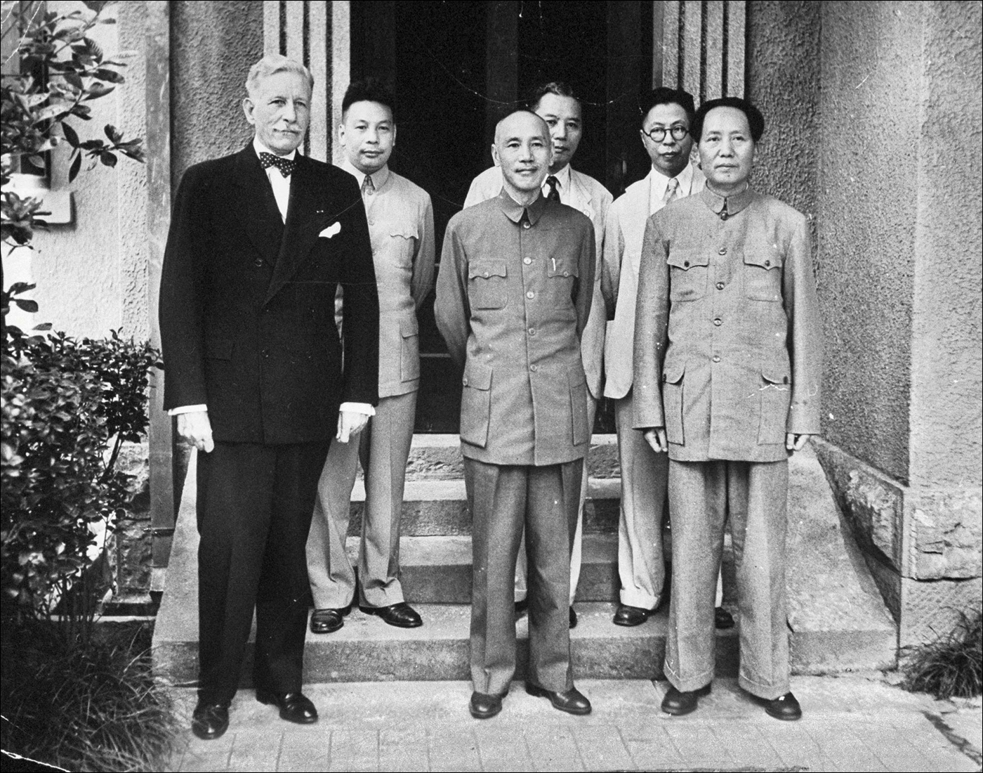A feleket tárgyalóasztalhoz ültető, az USA egykori kínai nagykövete, Patrick J. Hurley (bal oldalon), Chiang Kaishek és Mao Zedong Chongqingban, a „Double Tenth” egyezmény aláírásának napján, 1945. október 10-én. (Forrás: DWNews)