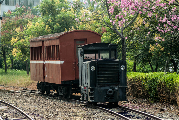 Az Alishan Erdei Vasút legelső dízelmozdonya, az 1926-os, Kato gyártmányú jármű Beimen állomás közelében található meg. Műszaki és történelmi értéke ellenére a jármű egy teljesen véletlenszerű, félreeső vágányon bomladozik.