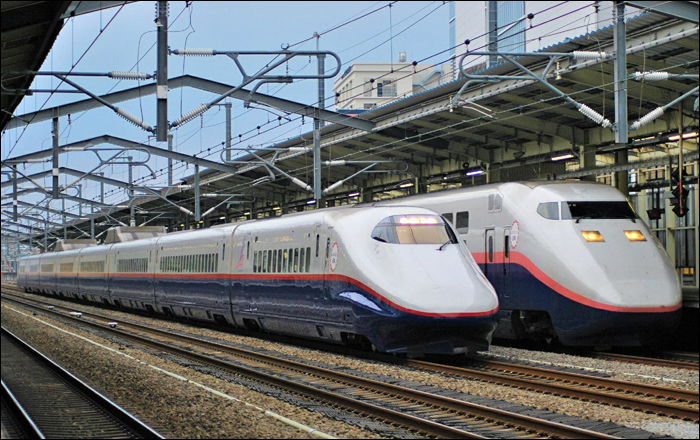 E2-es (előtérben) és egy E1-es sorozatú shinkansen Takasaki állomásán. (Fotó: Hirabayashi Kazu)