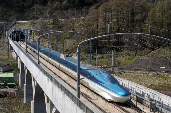 JR East E954-es sorozatú tesztjármű Ninohe és Hachinohe állomások között. (Forrás: TNR Express)