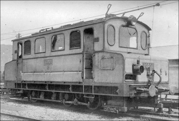 A Japán Államvasutak (és jogelődeinek) első villamos mozdonya 10000-es, majd 1928-től EC40-es sorozatként vált ismertté. A képen a hagyományos áramszedő mellett a harmadik sínről üzemelő, felső tapintású áramszedőket is megfigyelhetjük. (Forrás: Wikimedia)