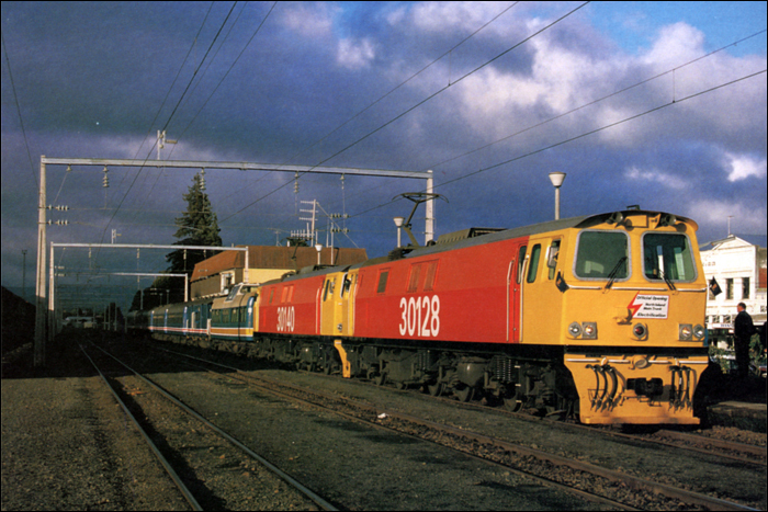 EF30128 és 30140-es villamos mozdonyok a NIMT villamosított szakaszának megnyitásakor 1988. június 24-én Taumarunui állomáson. (Fotó: Dave Simspon)