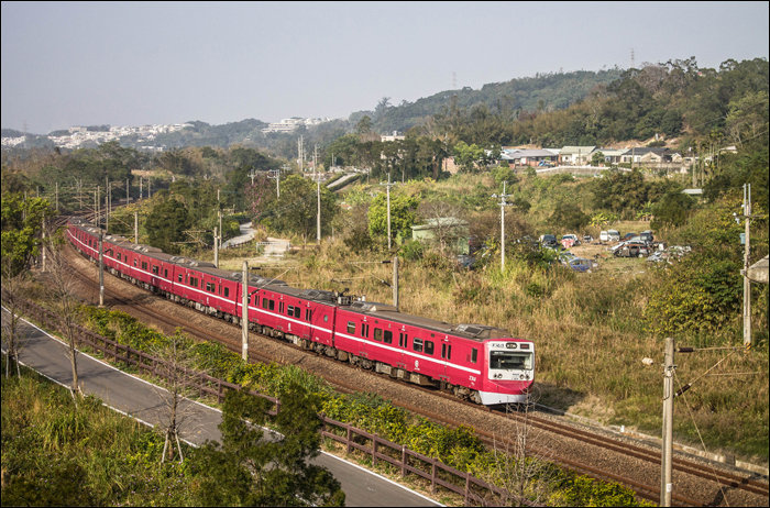 A japán Keikyu vasúttársaság 1000-es sorozatú járműveinek gúnyáját viselő TRA EMU700-as sorozatú elővárosi vonat Miaoli közelében.