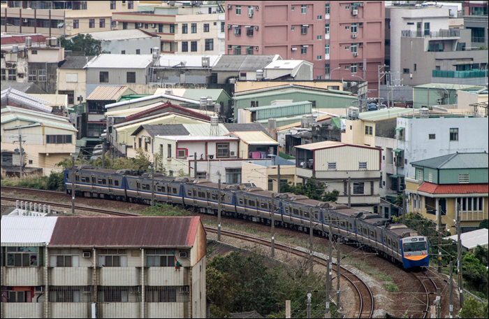 Egy eredeti, ezüst-kék-sárga fényezésű EMU700-as sorozatú motorvonat Qingshui megálló közelében.