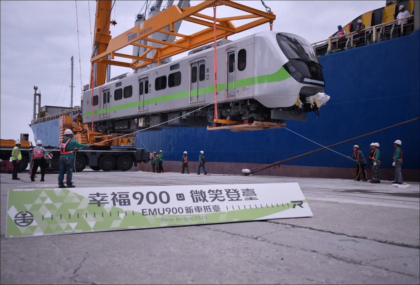 A legelső EMU900-as sorozatú motorvonat kirakodása a Tajvan keleti partján fekvő Hualien kikötőjében 2021 novemberében. (Forrás: Apple Daily)