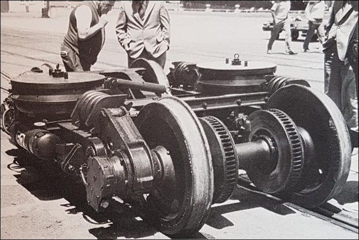 Az új-zélandi Ganz-MÁVAG motorvonatok futó kocsijai számára biztosított forgóvázak egyike a kirakodást követően, 1981. december 2-án. (Fotó: Daniel M. Cole)