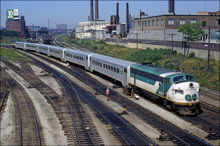 1952-es évjáratú GO Transit FP7 alapú APCU közeledik vonatával a torontói Union Station-höz a Lakeshore West vonalról. A kép a Bathurst St. felüljáróról készült, balra a Hamilton, Niagara Falls és az Egyesült Államok, jobbra pedig a Kitchener és Barrie vonalak.  (Fotó: Lou Gerard, Forrás: Flickr)