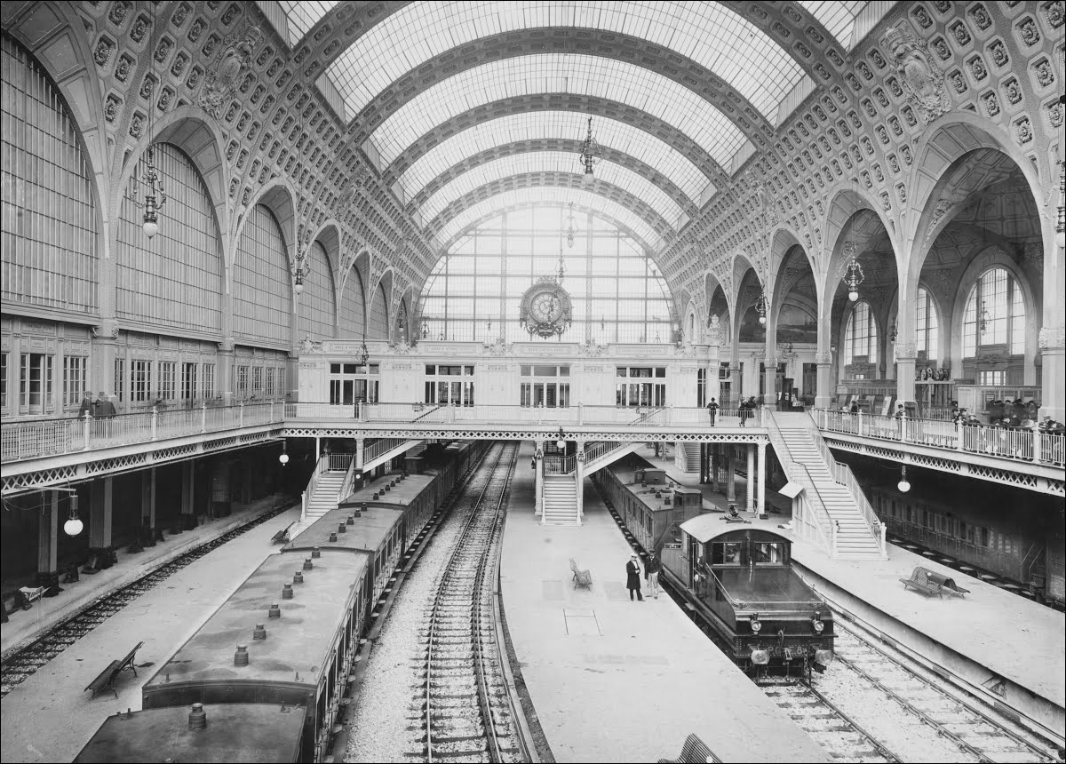 A Gare d'Orsay látképe a XX. század elején. Az előtérben is látható PO E (később SNCF BB 1280) sorozat 1900-tól érkezett a társaság állományába. (Forrás: A1AA1A | Wikimedia)