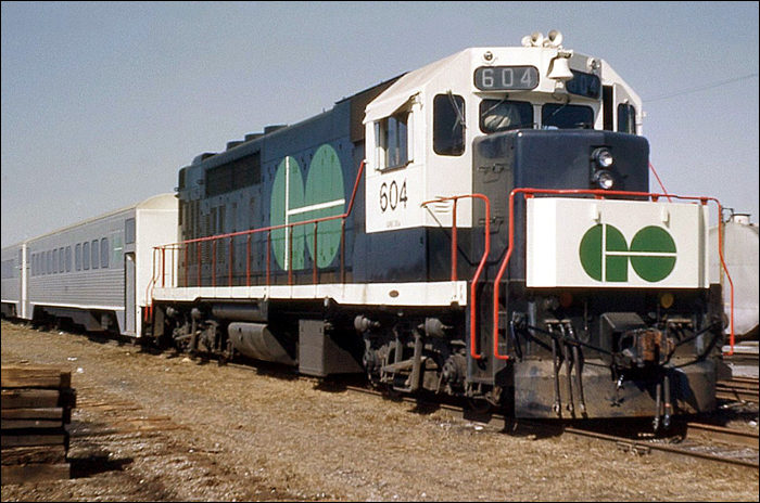 A GO Transit egy másik GP40TC járműve még az eredeti számozással Mimico állomás közelében. (Forrás: Railpictures.ca)