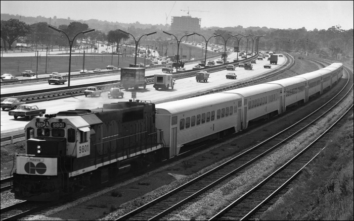 A GO Transit egyik GMD(D) (General Motors Diesel (Division)) GP40TC dízelmozdonya által továbbított járat valamikor 1970 és 1975 között. A forrás ugyan 1967-re datálja a kép készültét, a mozdony számozása azonban ellentmond ennek, hiszen e járművek csupán 1970 és 1975 között viselték a 9800 – 9807 számozást.