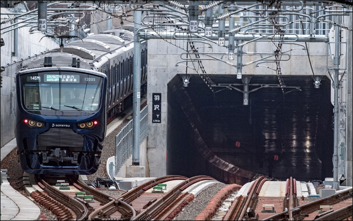 Sotetsu 12000-es sorozatú motorvonat a Hazawa-alagút bejáratánál. (Fotó: Yamabe Shuichi)