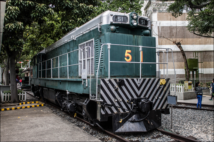 A Kowloon – Canton Railway Co. 51-es pályaszámú, EMD G12 típusú „Sir Alexander” dízelmozdonya a Hongkongi Vasúti Múzeum udvarán.