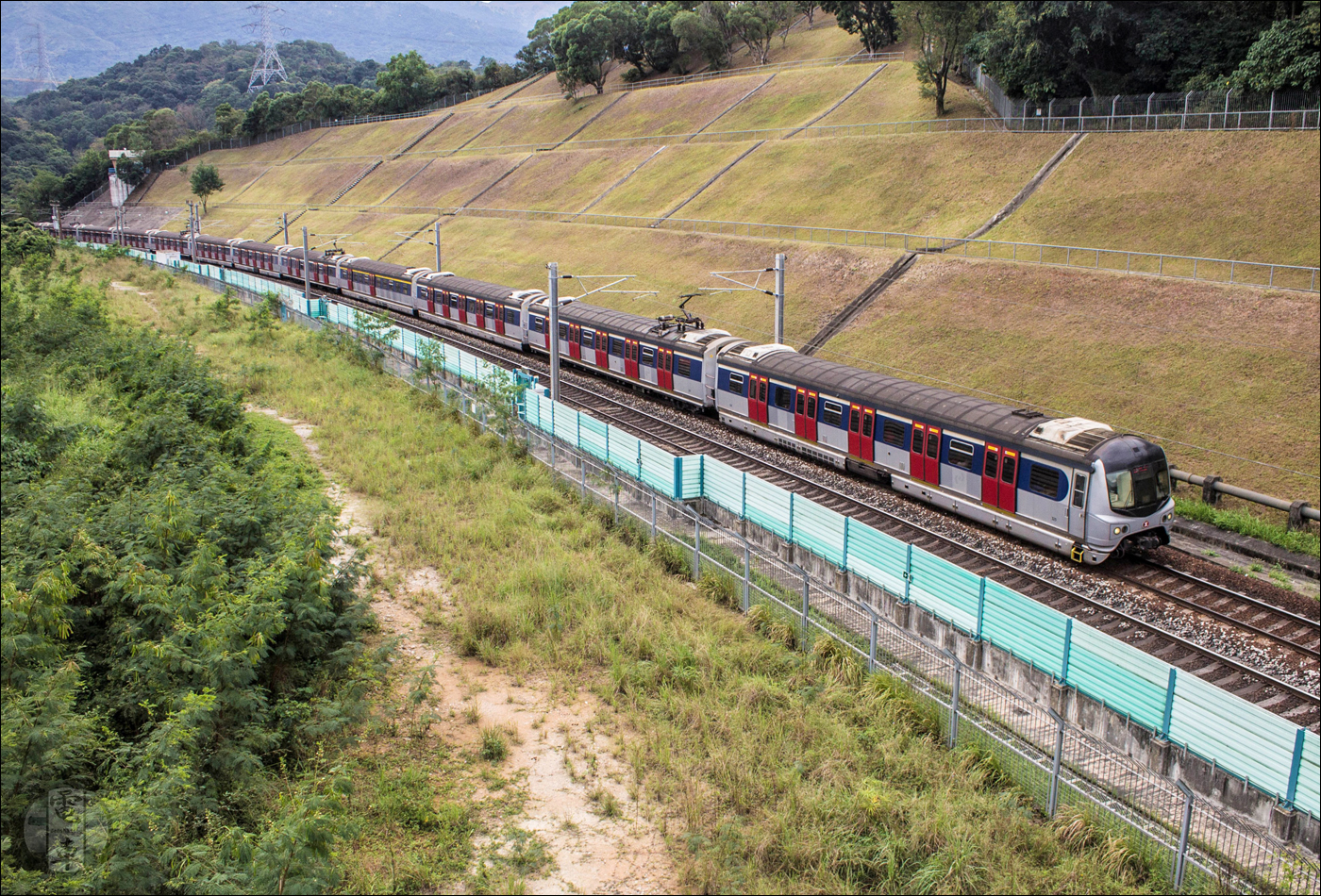 Lok Ma Chau felé tartó Metro Cammel EMU az East Rail Line-on.