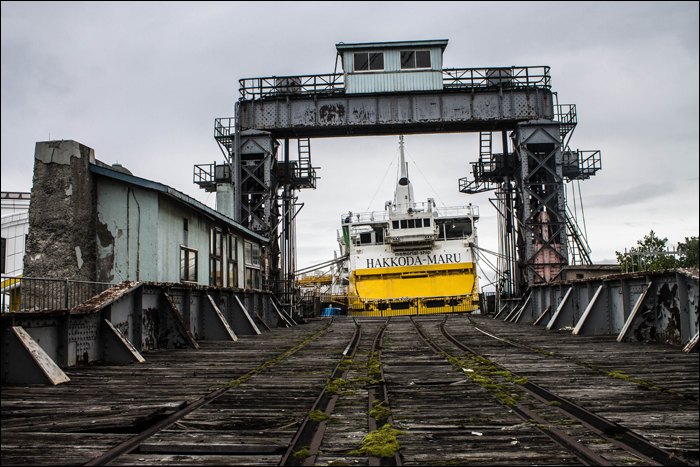 Az egykori Aomori vasúti kompkikötő mólójának végén a JNR Hakkoda Maru kompja tekinthető meg, mely napjainkban múzeumhajóként üzemel.