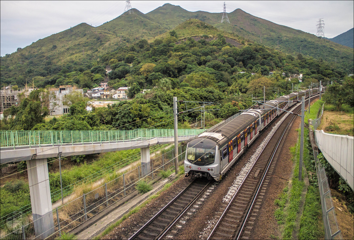 Felújított MTR Metro Cammel EMU halad a KCRC tulajdonában lévő East Rail Line-on Hung Hom felé.