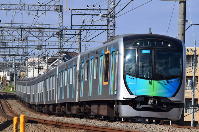 A Seibu vasúttársaság egyik legújabb járműve, a 2017. március 25-én bemutatott 40000-es sorozatú „S Train” halad Tokorozawa közelében.