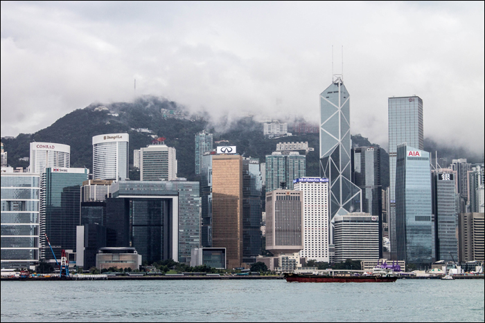 Hong Kong Island látképe a Victoria Harbour felől nézve.