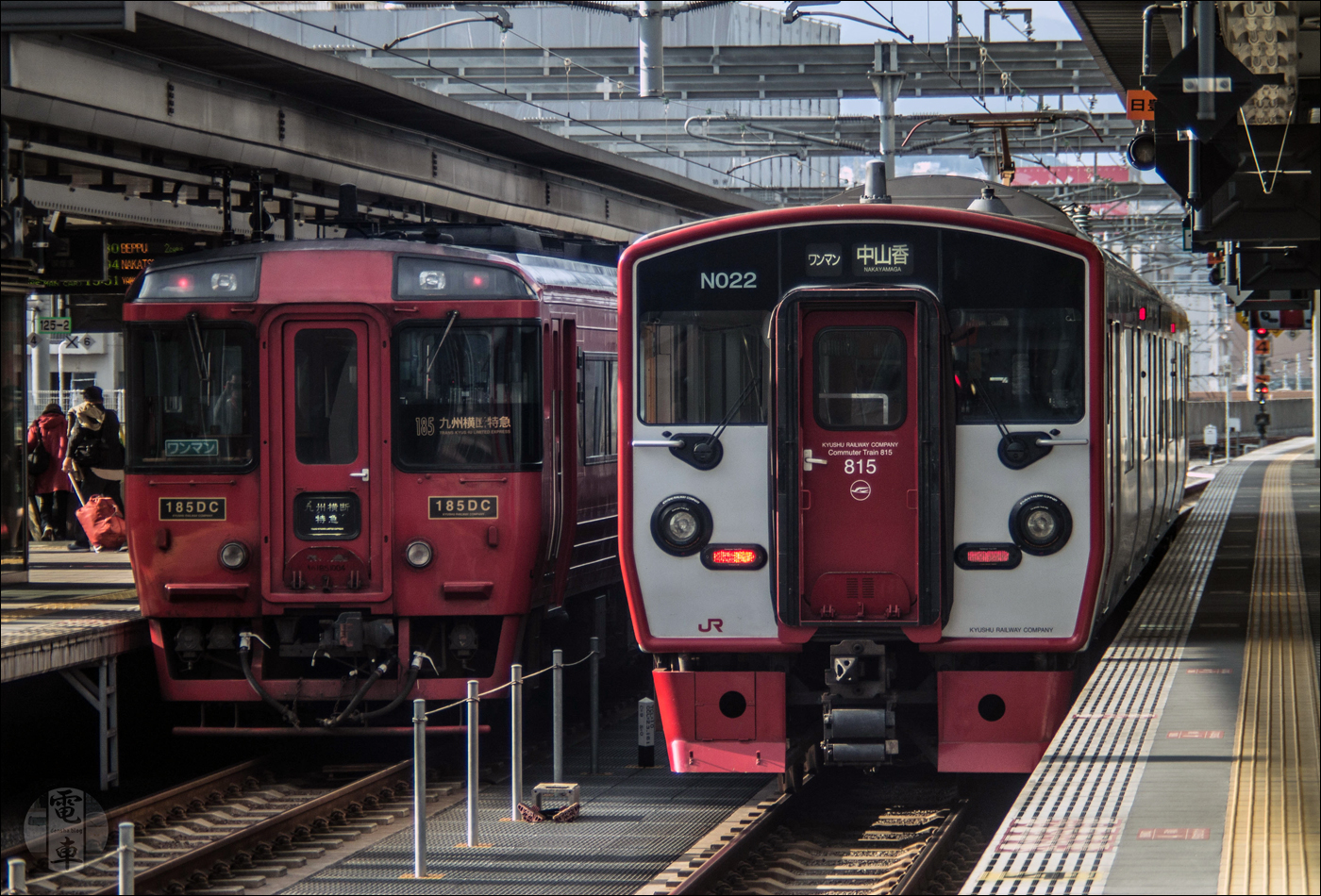 A Kyushu mellett Shikoku-n is megtalálható KiHa 185-ös sorozat egy tagja (bal oldalon) az YC1 nagyapjának tekinthető 815-ös sorozat mellett Oita állomáson 2014 decemberében.