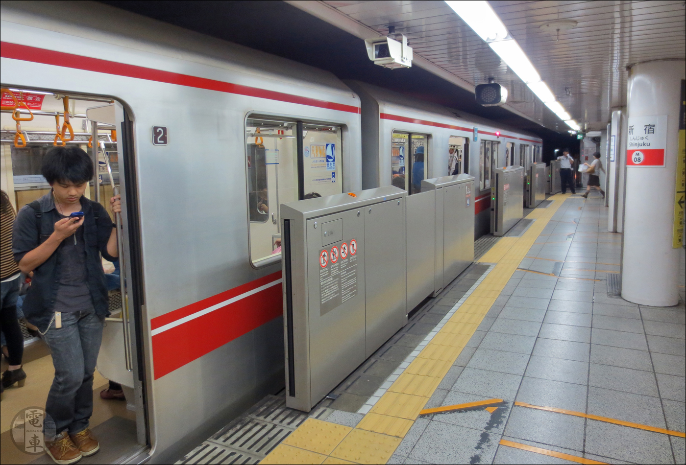 A Marunouchi vonal és a Tokyo Metro egy 02 sorozatú járművének részlete Shinjuku állomásnál.