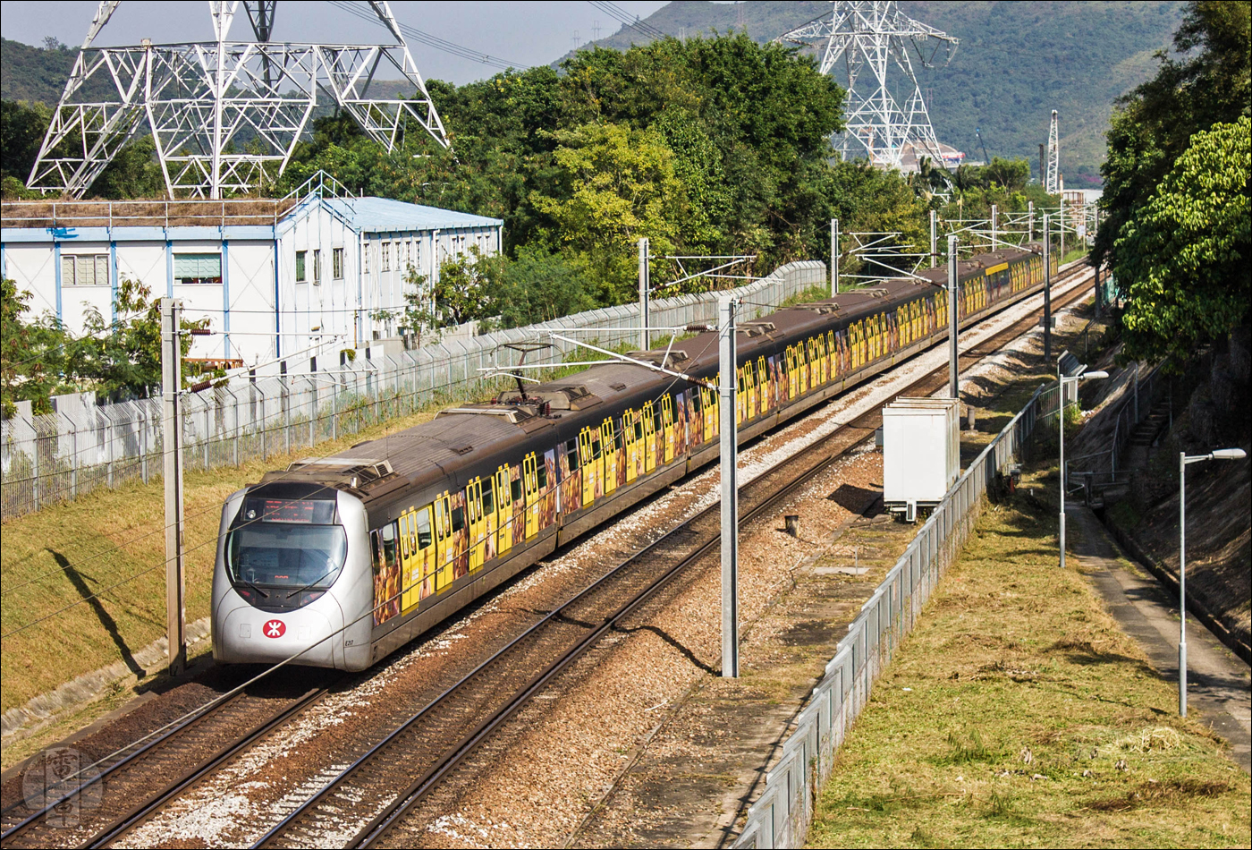 Kinki Sharyo gyártmányú, SP1900-as sorozatú motorvonat az East Rail Line-on.