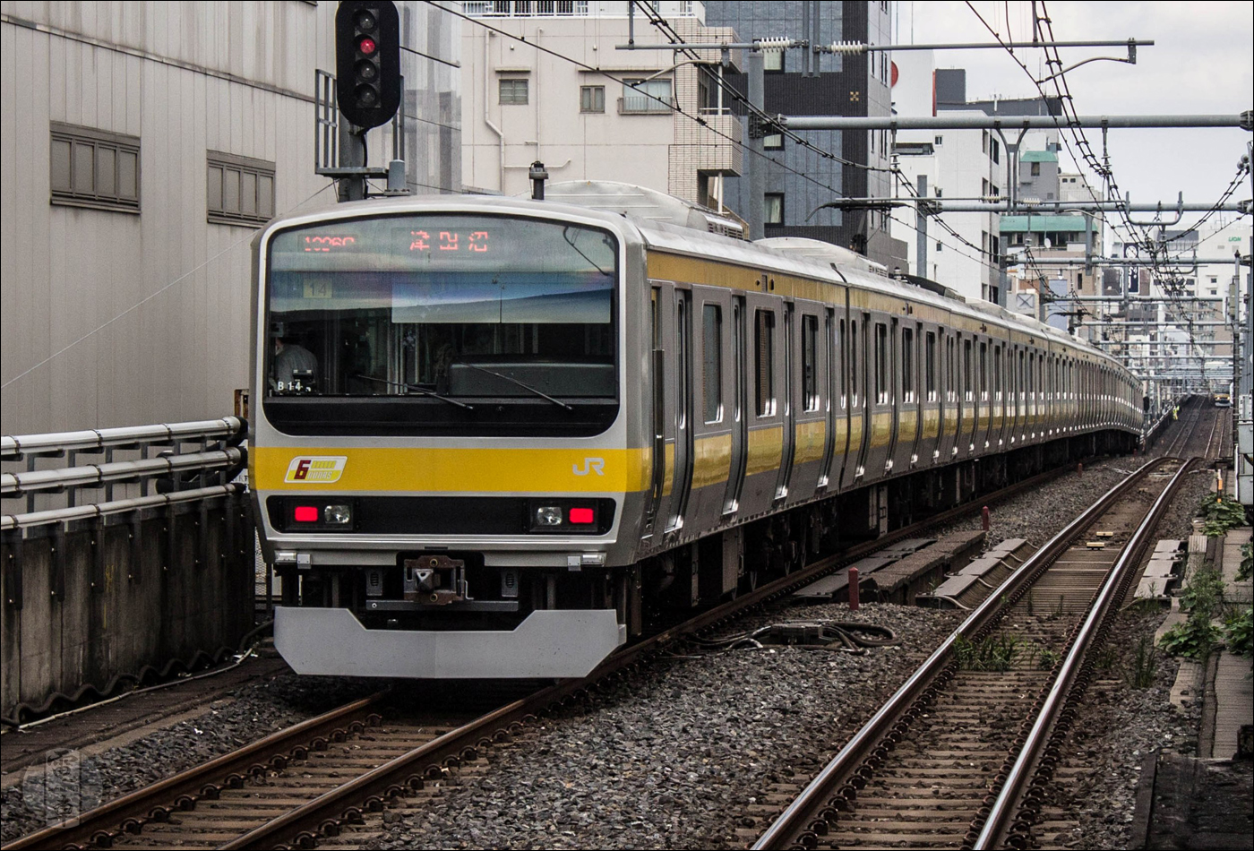 JR East E231-es sorozatú motorvonat a Chuo-Sobu vonalon, Akihabara (秋葉原) közelében. A széria számos magánvasúti járműnek, így a Tokyu 5000-es, a Keikyu 1000-es és a Sotetsu 10000-es járműnek is az alapjaként szolgált.