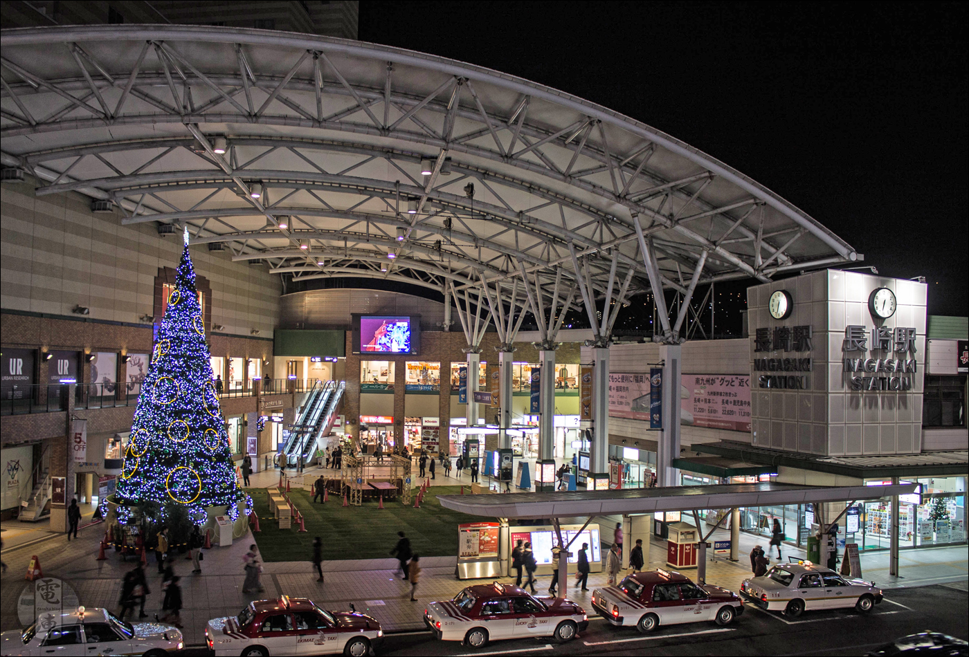 A 2000 és 2020 között üzemelő Nagasaki állomás és a Kamome „multifunkciós” tér 2014 decemberében.