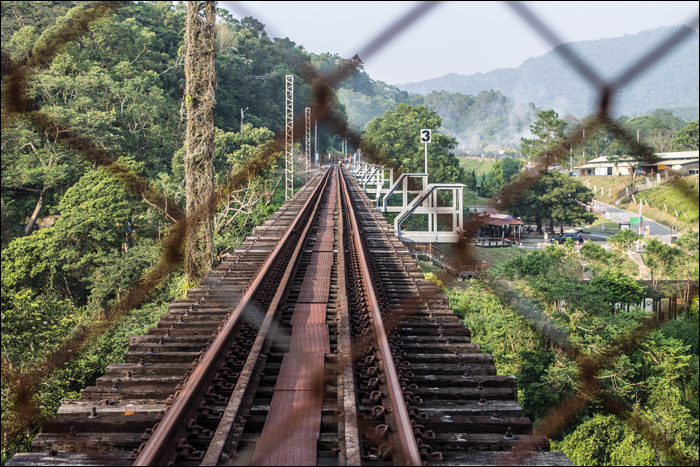 Az 1938-ban átadott Longteng híd látképe 2015 szeptemberében az Old Mountain Line vonalán.