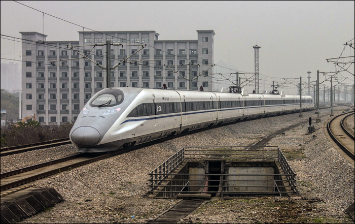 China Railways CRH380A indul Changsha állomásról Shijiazhuang (石家庄, shíjiāzhuāng) felé.