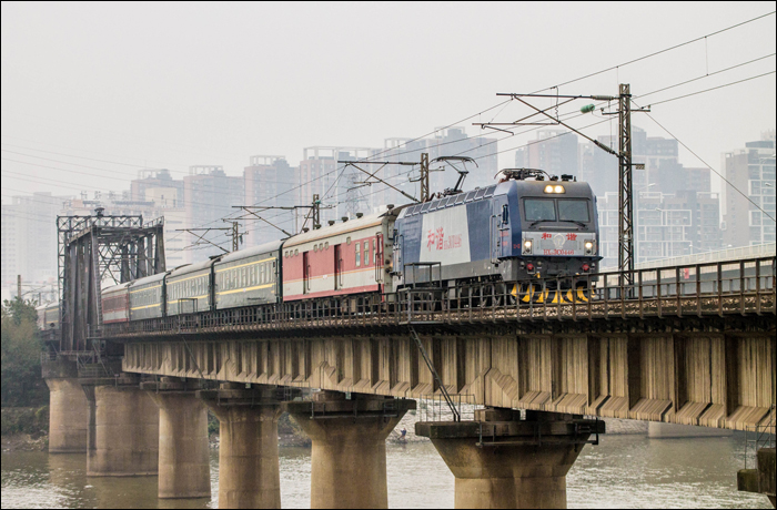 China Railways HXD3C sorozatú mozdony vontatta személyvonat Changsha közelében.