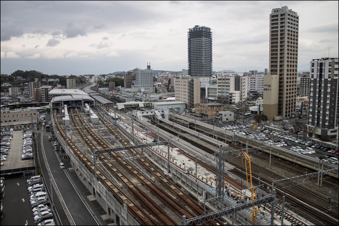 A Kyushu shinkansen részlete és a „régi”, átépítés előtti Kumamoto állomás.