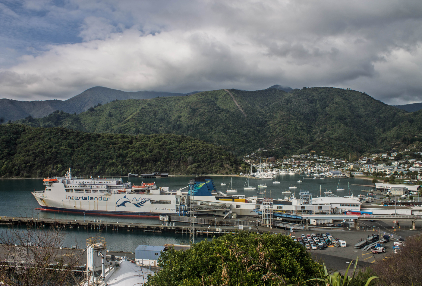 A szintén KiwiRail tulajdonú Interislander Balti-tengert is megjárt kompja, az MV Kaitaki a pictoni kikötőben. Picton és Wellington között egyébként két cég, a Bluebridge és az Interisland közlekedtet RoRo (roll-on, roll-off) rendszerű kompokat, de vasúti járművek szállítására csak az Interislander tulajdonában lévő DEV Aratere képes.