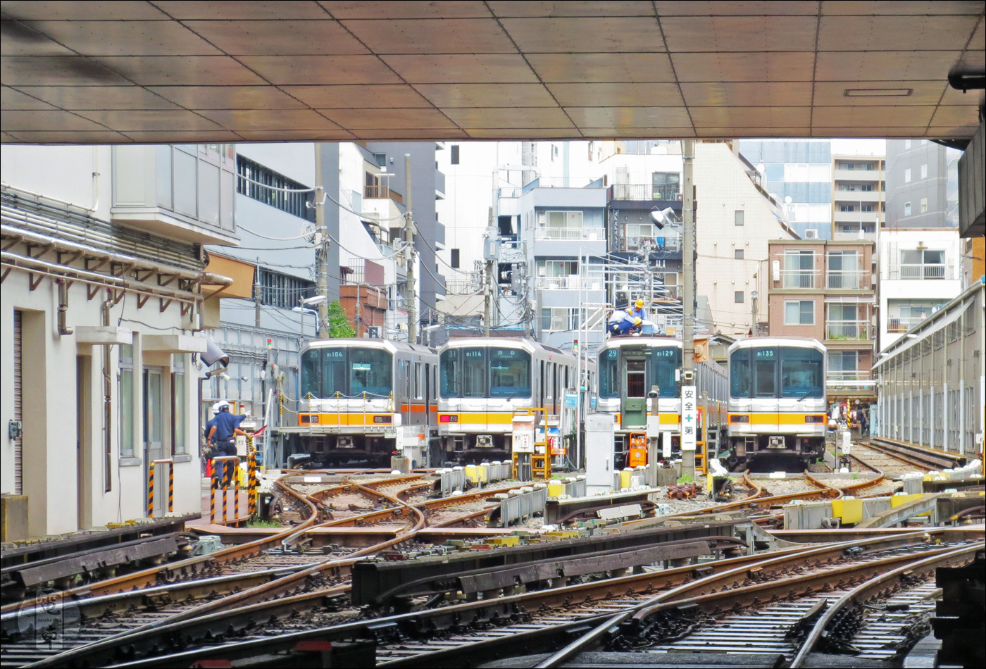 A Tokyo Metro Ginza vonalán található Ueno karbantartó telephely részlete, ahol a fővárosban kuriózumnak számító harmadik sín részleteit is megfigyelhetjük. A háttérben a társaság néhány 01-es sorozatú járművét láthatjuk, melyek 1984 és 2017 között voltak forgalomban.