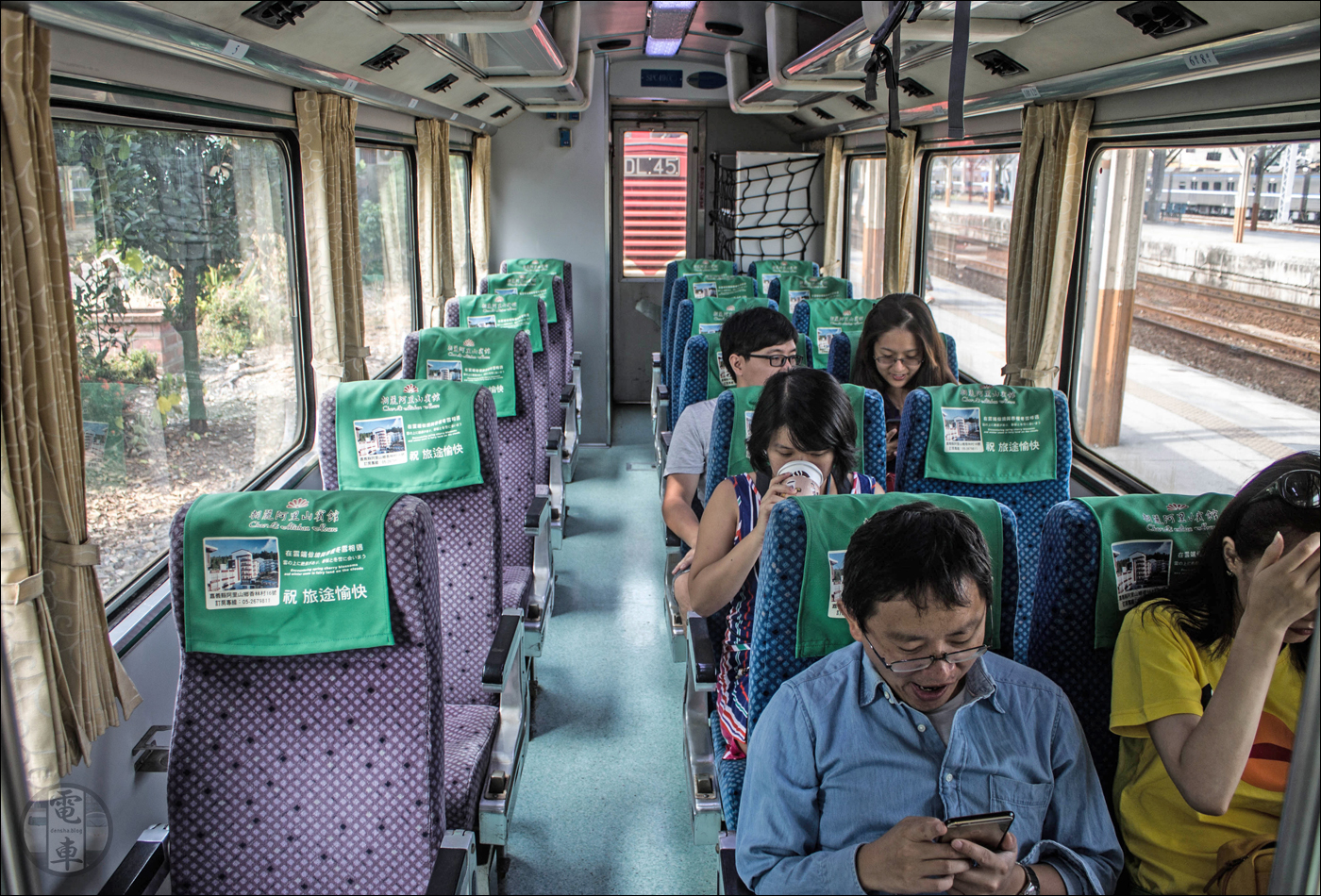 Az Alishan Erdei Vasút egy APC sorozatú személykocsijának utastere.