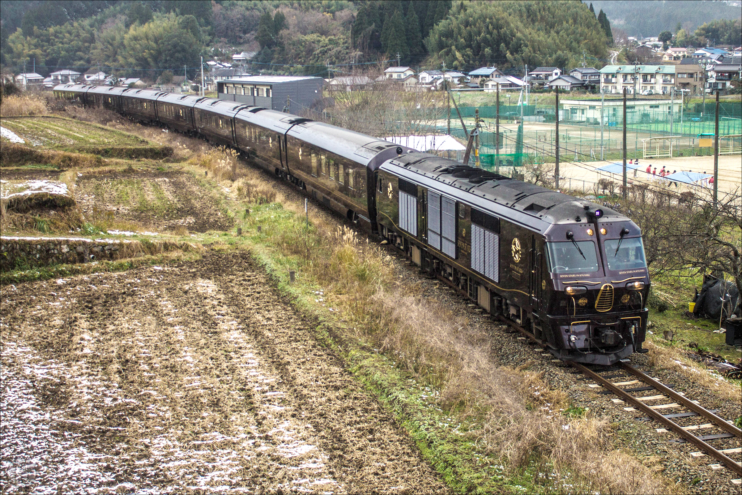 A „Seven Stars in Kyushu” érkezik Yufuinba Oita felől.