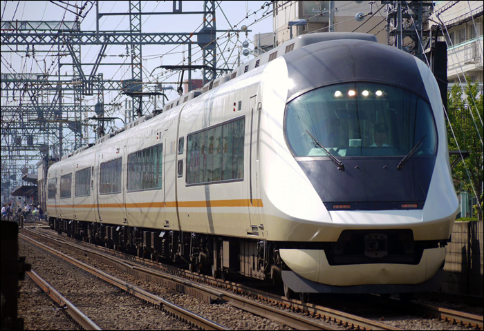 Kintetsu 21020-as sorozatú EMU halad az osakai Kintetsu-Namba állomás felé Shuntokumichi (俊徳道) és Nagase (長瀬) között a Nagoyából induló reggeli első „Urban Liner” járatként.